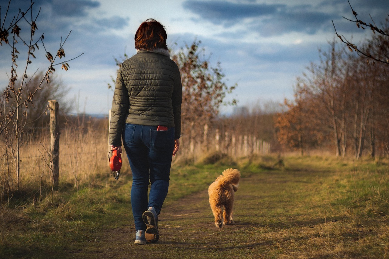 Frau geht mit Hund spazieren